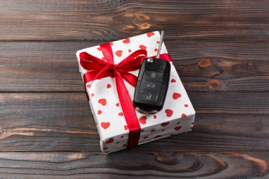 Sevgililer veya kağıt kırmızı kalpler ile diğer tatil el yapımı hediye, Araba anahtarları ve hediye tatil sunulu liste kutusunda. Tasarım kutusu hediye Farkwooden masa üstü görünümü kopya alanı ile boş alanı.