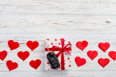 Sevgililer veya kağıt kırmızı kalpler ile diğer tatil el yapımı hediye, Araba anahtarları ve hediye tatil sunulu liste kutusunda. Tasarım için kopya alanı görünümüyle Beyaz ahşap masa üstü, boş alanı kutusu hediye.