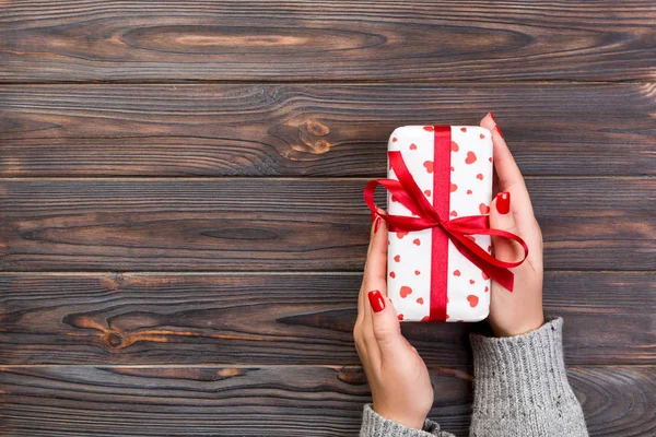 Las Manos Mujer Dan Regalo San Valentín Envuelto Otro Regalo —  Fotos de Stock