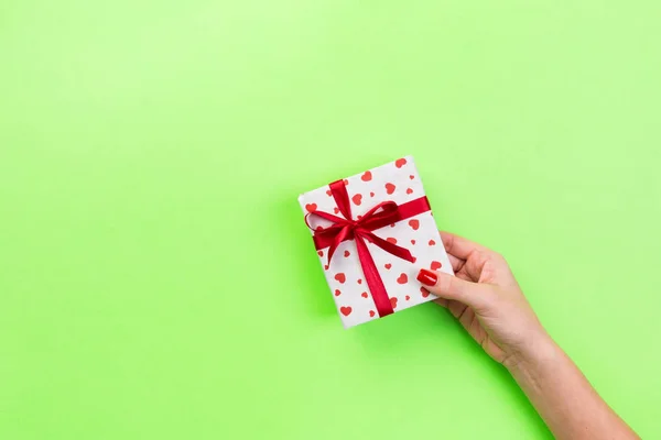 Las Manos Mujer Dan Regalo San Valentín Envuelto Otro Regalo —  Fotos de Stock