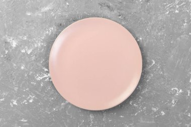 Mat Yuvarlak boş pembe plaka üstten görünüm karanlık çimento arka plan alanı tasarım için.