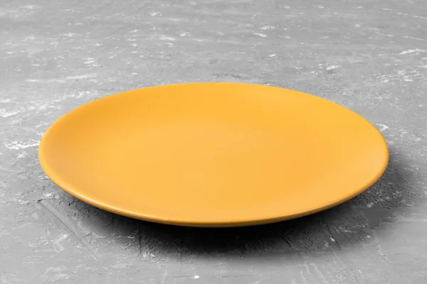Κάτοψη Του Ματ Στρογγυλό Πιάτο Άδειο Πορτοκαλί Χώρο Αντίγραφο Φόντο — Φωτογραφία Αρχείου