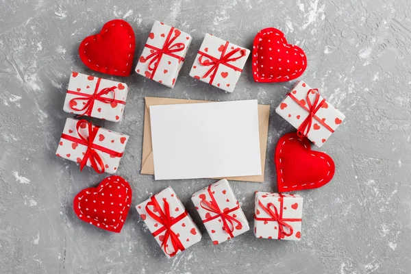背景の灰色のセメントの上の赤いハートとギフト ボックス封筒メール バレンタインの日カード 愛や結婚式の挨拶コンセプト — ストック写真
