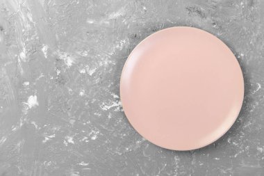 Mat Yuvarlak boş pembe çanak koyu çimento arka plan alanı tasarım için en iyi görünümü.