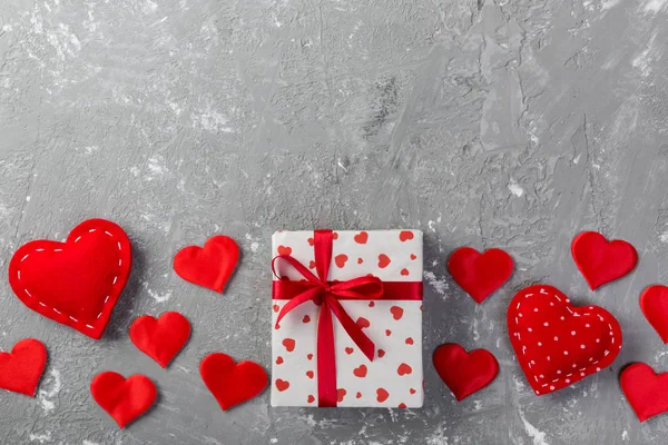 발렌타인 종이에으로 래퍼에 하트와 시멘트 테이블 보기에 복사본 디자인에 — 스톡 사진