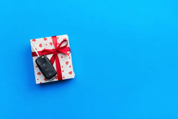 Bilnyckel Papper Presentbox Med Röda Band Rosett Och Hjärta Blå — Stockfoto