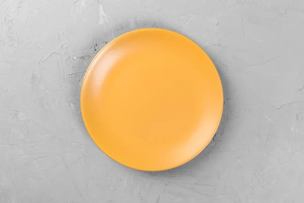 Вид Сверху Матового Круглого Пустого Оранжевого Блюда Темном Цементном Фоне — стоковое фото