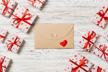 Sevgililer günü kadar sahte. hediye kutuları çerçeve ahşap arka plan üzerinde zarfta. Sevgililer günü kart kavramı.