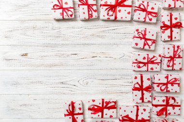 Sevgiliye arka plan - birçok Sevgililer el yapımı mevcut hediye kutuları ahşap arka plan üzerinde. üstten görünüm kopya alanı ile. tatil kavramı.