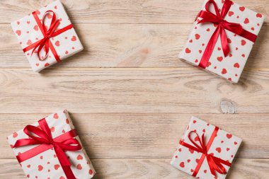 Çerçeve kırmızı yay ve kalp boş kopya alanı üst görünümü, Sevgililer veya diğer tatil kutlamaları kavramı ile birçok Renkli hediye kutuları.