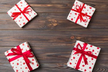 Sevgiliye arka plan - birçok Sevgililer el yapımı mevcut hediye kutuları ahşap arka plan üzerinde. üstten görünüm kopya alanı ile. tatil kavramı.