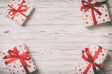 Çerçeve kırmızı yay ve kalp boş kopya alanı üst görünümü, Sevgililer veya diğer tatil kutlamaları kavramı ile birçok Renkli hediye kutuları.