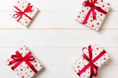 Çerçeve kırmızı yay ve kalp boş kopya alanı üst görünümü, Sevgililer veya diğer tatil kutlamaları kavramı ile birçok Renkli hediye kutuları.