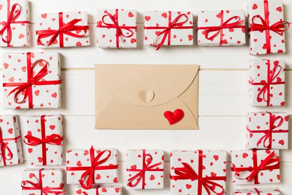 Koperty Mail Red Heart Dar Pole Nad Podłoże Drewniane Valentine — Zdjęcie stockowe