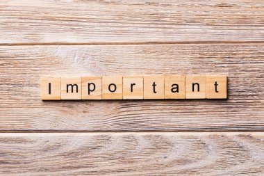 önemli kelime ahşap blok üzerinde yazılı. Senin tasarım için ahşap masa üzerinde önemli metin kavramı.