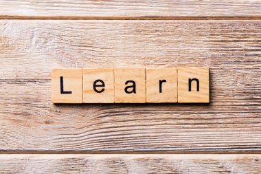 Ahşap blok üzerinde yazılı kelime öğrenmek. Metin için tasarım, ahşap masa üzerinde öğrenmek kavramı.