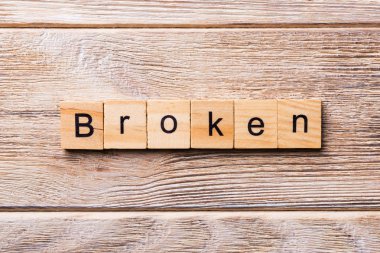 Kırık kelime ahşap blok üzerinde yazılı. Metin için tasarım, ahşap masa üzerinde kırık kavramı.