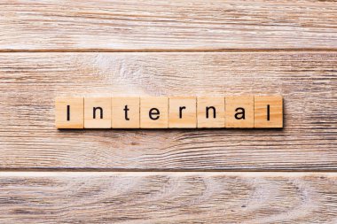 İç kelime ahşap blok üzerinde yazılı. İç metin için tasarım, ahşap masa üstünde kavramı.