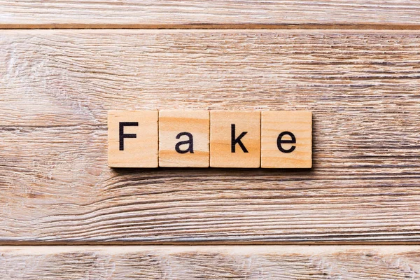 Fake Wort Auf Holzblock Geschrieben Fake Text Auf Holztisch Für — Stockfoto