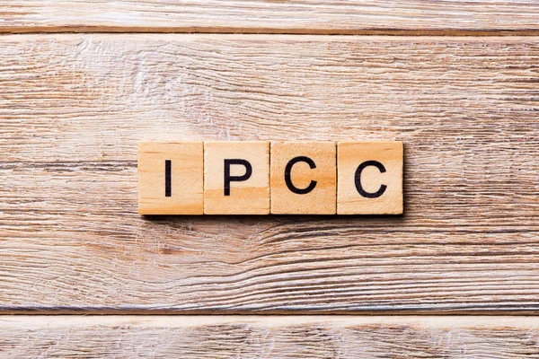 写在木块上的 Ipcc 政府间气候变化专门委员会的文本在木桌上为您的设计 — 图库照片