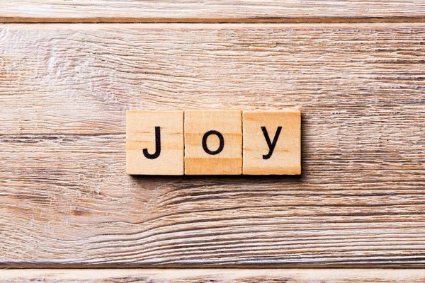 Радостное Слово Написанное Дереве Радостный Текст Деревянном Столе Вашего Дизайна — стоковое фото
