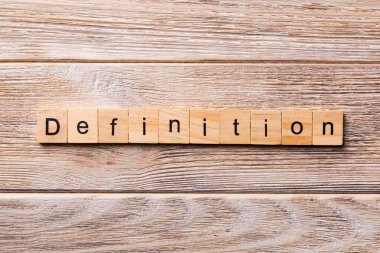 Ahşap blok üzerinde yazılı tanımı kelime. Tanım metin, tasarım, ahşap masanın kavramı.