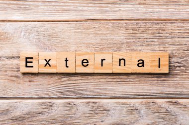 Dış kelime ahşap blok üzerinde yazılı. Harici metin, tasarım, ahşap masanın kavramı.