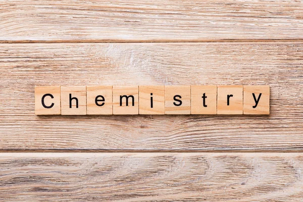 写在木块上的化学词 在木桌上的化学文本为您的设计 — 图库照片