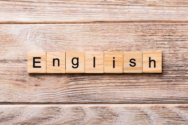 İngilizce sözcük ahşap blok üzerinde yazılı. İngilizce metin için tasarım, ahşap masa üzerinde kavramı.