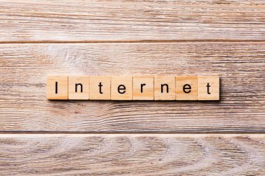 Internet kelime ahşap blok üzerinde yazılı. Internet metin, tasarım, ahşap masanın kavramı.