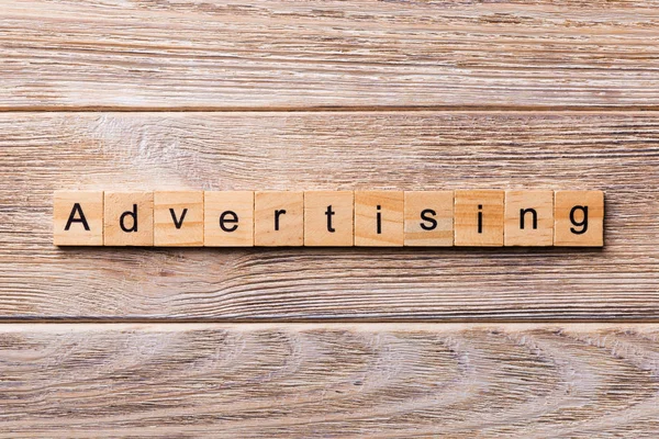 Διαφήμιση Λέξη Γραμμένη Ξύλινο Φραγμό Διαφήμιση Κειμένου Στο Ξύλινο Τραπέζι — Φωτογραφία Αρχείου