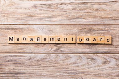 Managenment Yönetim Kurulu kelime ahşap blok üzerinde yazılı. Managenment Yönetim Kurulu metin, tasarım, ahşap masanın kavramı.