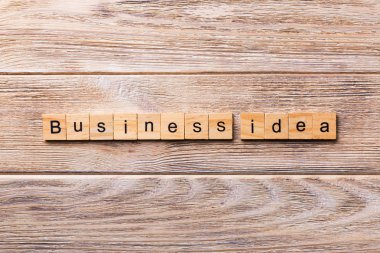 iş fikri kelime ahşap blok üzerinde yazılı. iş fikir metin, tasarım, ahşap masanın kavramı.