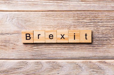 Ahşap blok üzerinde yazılı Brexit kelime. Brexit metin, tasarım, ahşap masanın kavramı.
