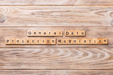 Ahşap blok üzerinde yazılı Gdpr kelime. Genel veri koruma yönetmeliği metin, tasarım, ahşap masanın kavramı.