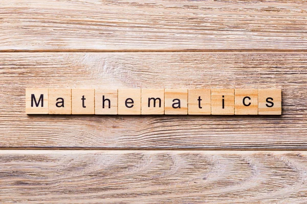 写在木块上的数学单词 在木桌上的数学文本为您的设计 — 图库照片