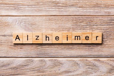 Alzheimer kelime ahşap blok üzerinde yazılı. Alzheimer metin, tasarım, ahşap masanın kavramı.