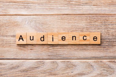 Seyirci kelime ahşap blok üzerinde yazılı. Seyirci metin, tasarım, ahşap masanın kavramı.