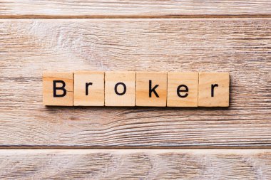 Tahta blokta broker kelimesi yazılı. Ahşap masa üzerinde broker metni desing, konsept için.