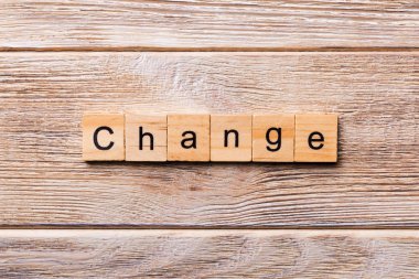 Ahşap blok üzerinde yazılı word değiştirin. Değiştirmek için tasarım, ahşap masa üzerinde metin kavramı.