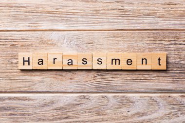 taciz kelime ahşap blok üzerinde yazılı. taciz metin, tasarım, ahşap masanın kavramı.