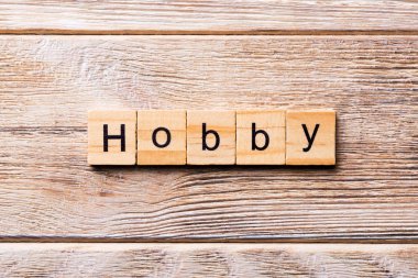 Hobi kelime ahşap blok üzerinde yazılı. Hobi metin, tasarım, ahşap masanın kavramı.