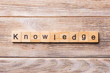 Ahşap blok üzerinde yazılı bilgi kelime. Bilgi metin, tasarım, ahşap masanın kavramı.