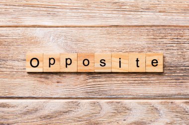 Kelime ahşap blok üzerinde yazılı. Metin, tasarım, ahşap masanın karşısında kavramı.