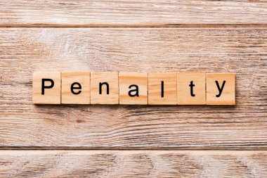 Ceza word ahşap blok üzerinde yazılı. Ceza metin, tasarım, ahşap masanın kavramı.