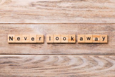 Tahta blokta yazılı sözcüğü asla görmezden gelme. Ahşap masanın üstündeki metni asla kaçırmayın..