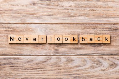 Tahta blokta yazan kelimelere asla bakma. Ahşap masanın üzerine asla arkana bakma, konseptin için..