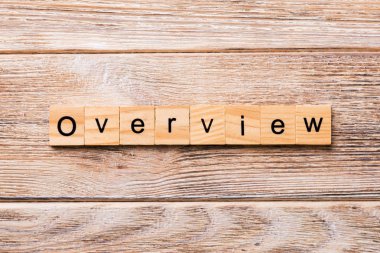 Genel bakış word ahşap blok üzerinde yazılı. Genel bakış metin, tasarım, ahşap masanın kavramı.