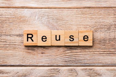 ahşap blok üzerinde yazılı word yeniden. metin için tasarım, ahşap masa üzerinde yeniden kavramı.