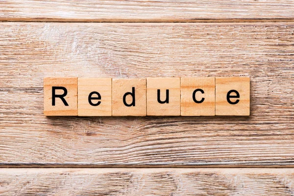 ahşap blok üzerinde yazılı kelime azaltmak. metin için tasarım, ahşap masa üzerinde azaltmak kavramı.